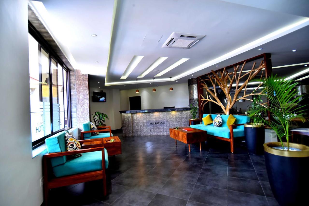 Victoria Mews Hotel Kampala Exteriör bild